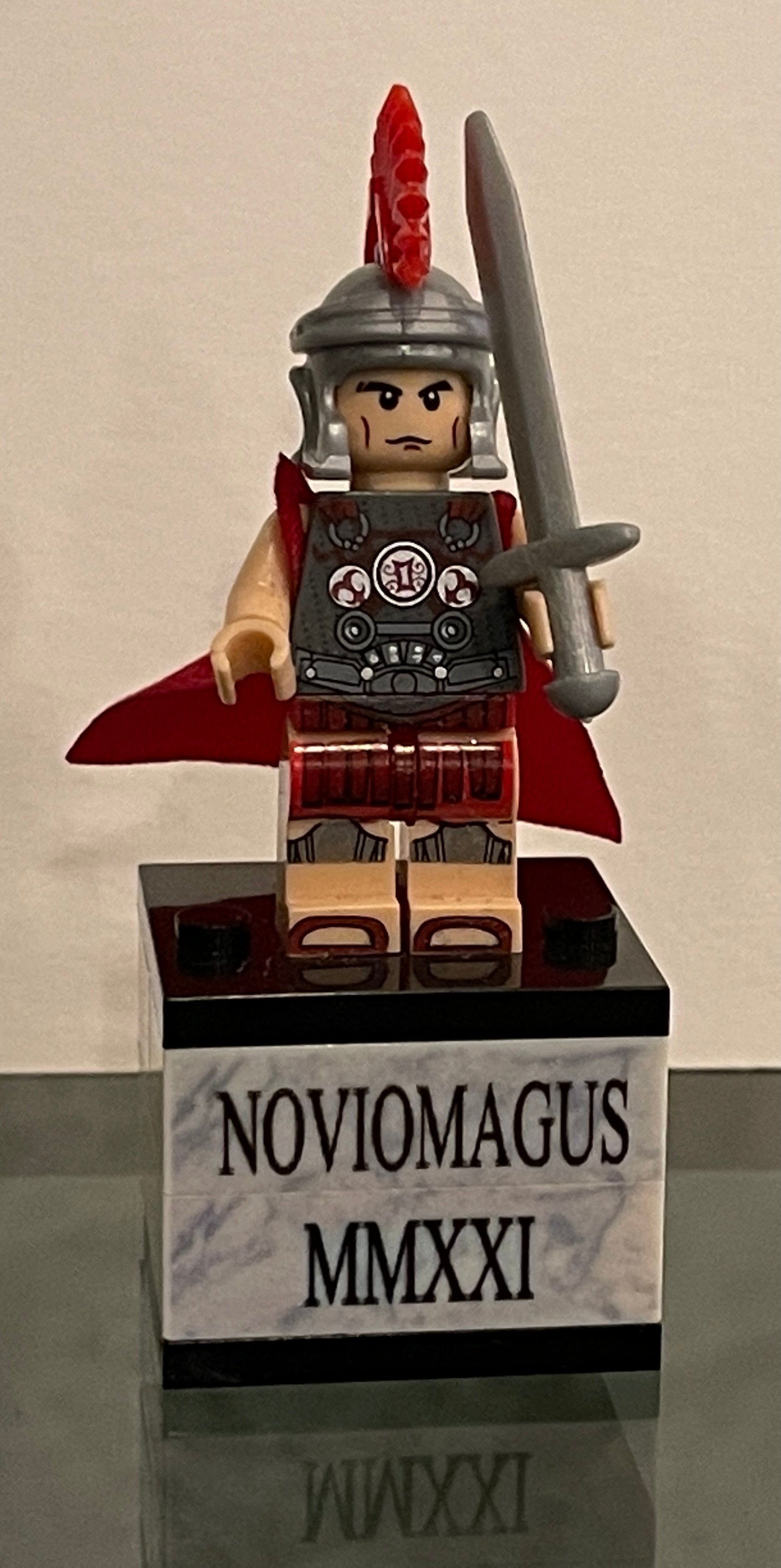 Romein Noviomagus op sokkel in kadoblikje