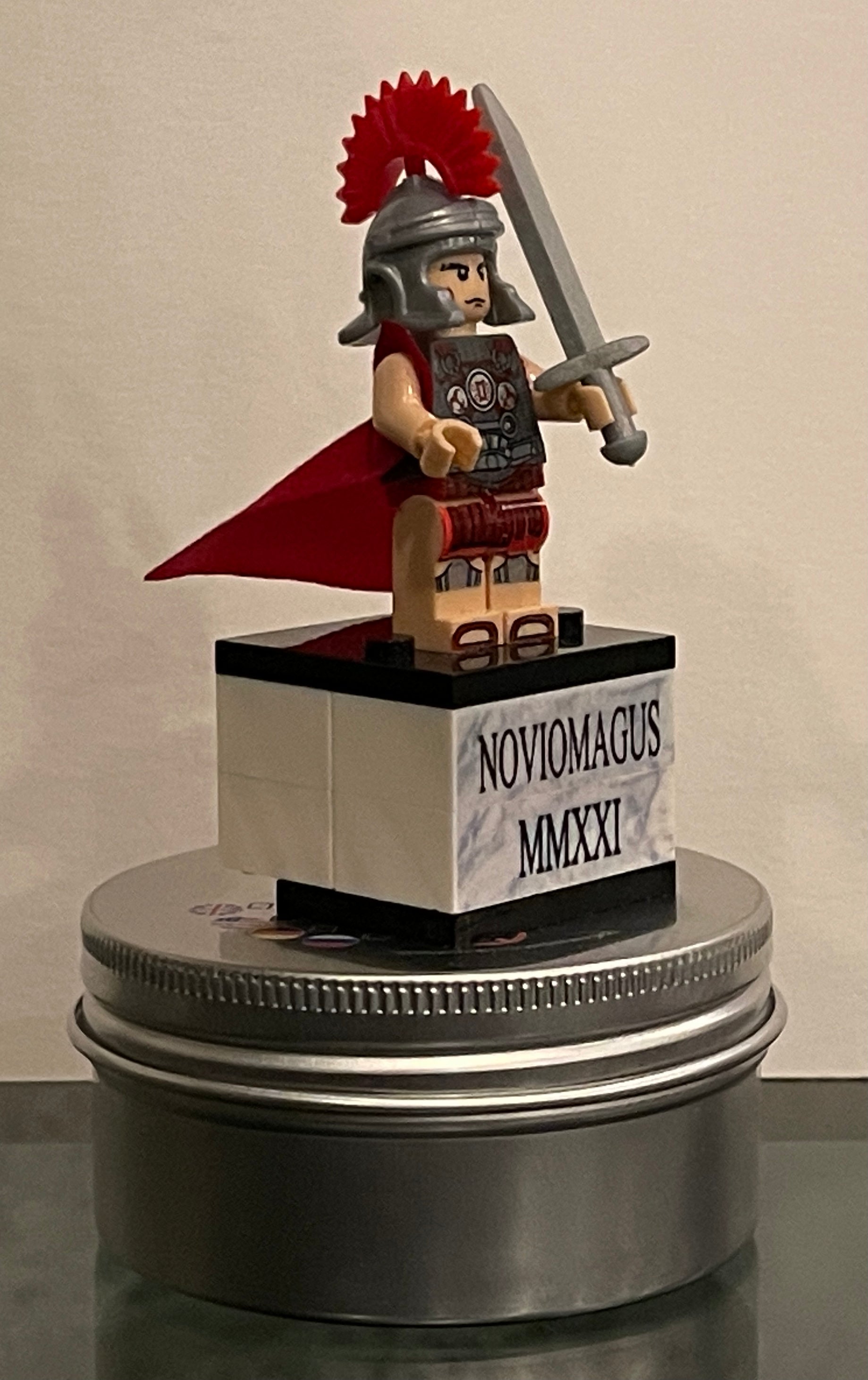Romein Noviomagus op sokkel in kadoblikje