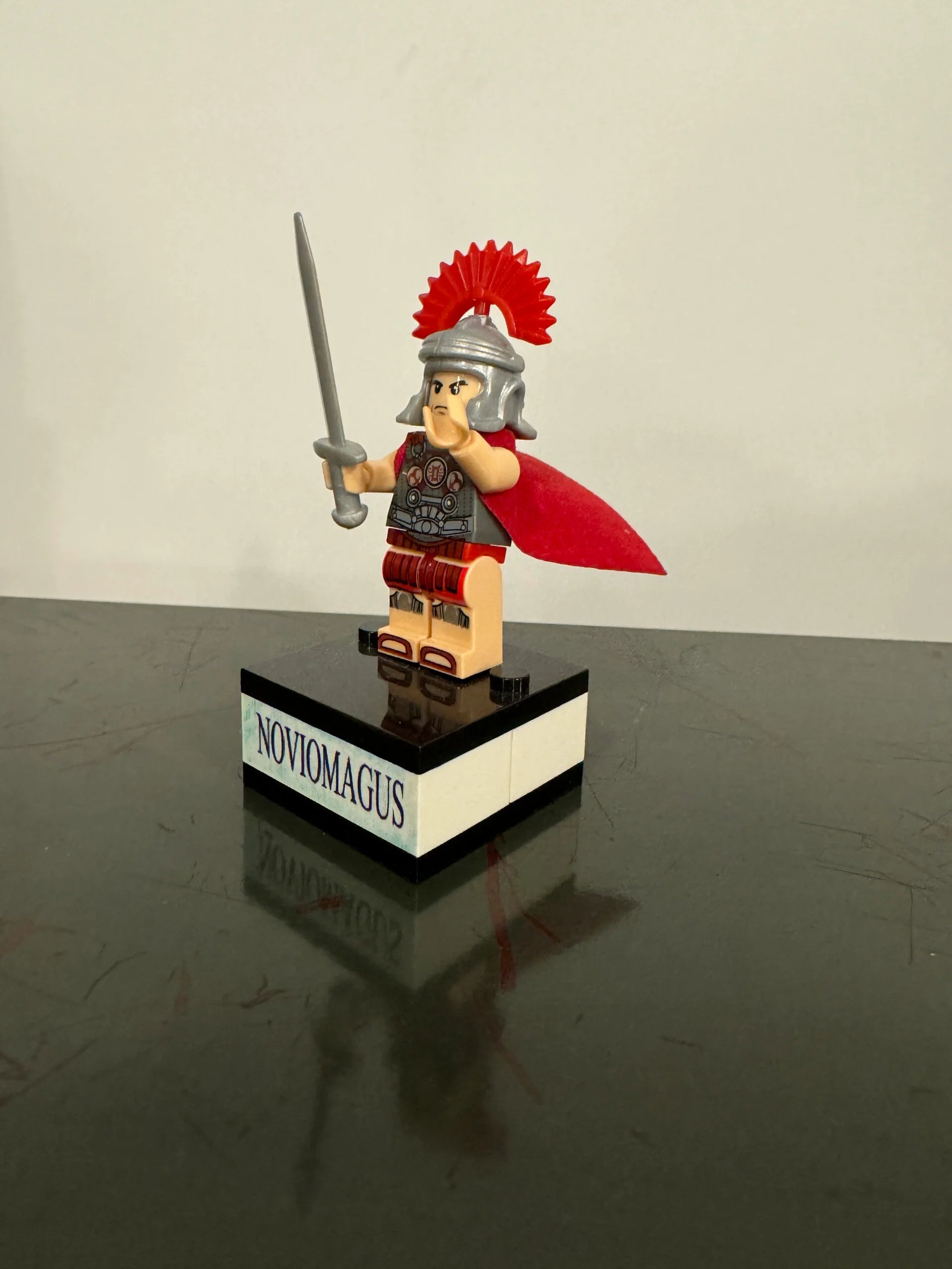 Romein Noviomagus op sokkel in kadoblikje